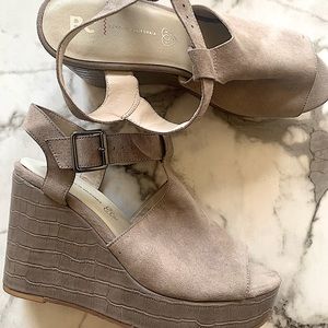 BC BORN IN CALIFORNIA Vegan Faux Suede Platform Sandals-Size 11M